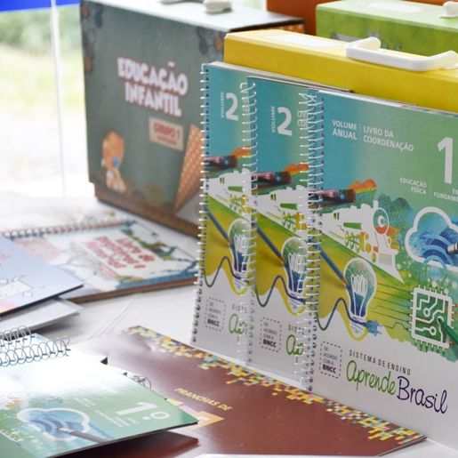 Educação trabalha na implantação do livro Aprende Brasil