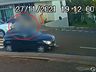 Idosa fica gravemente ferida ao ser atropelada na faixa; assista ao vídeo