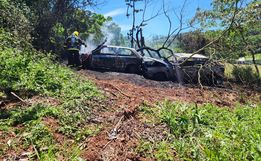 Incêndio consome carros abandonados na Secretaria de Obras de Itapiranga