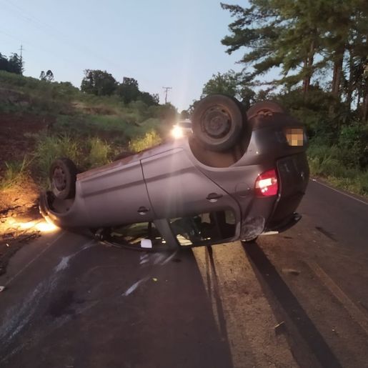 Motorista abandona veículo após sair da pista e capotar em Mondaí