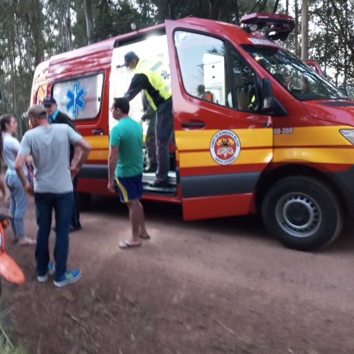 Motociclista tem suspeita de fratura ao cair em bueiro no interior