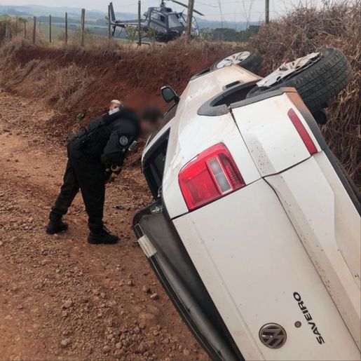 Após assaltar Cooperativa, homem capota carro e é preso em Chapecó