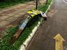 SMO: Motorista colide com o carro em placas de sinalização e abandona veículo
