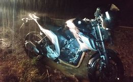 Saída de pista de moto deixa duas pessoas feridas na SC 496