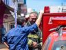 Bombeiros trabalham no rescaldo do incêndio no Super Vipi Center