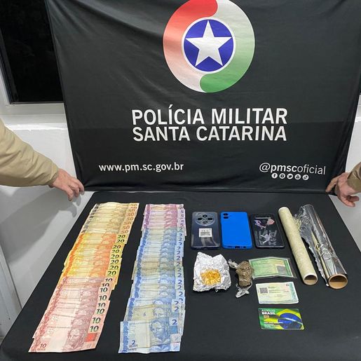 Mulher é flagrada vendendo drogas com adolescente em casa em São Miguel do Oeste