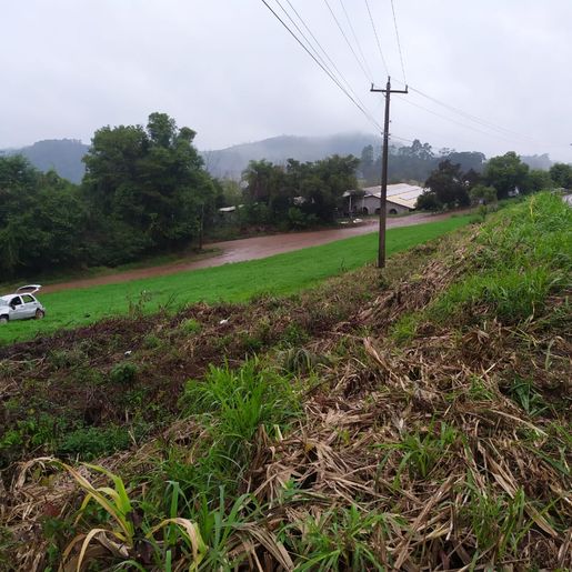 Capotamento de veículo deixa feridos na SC 386