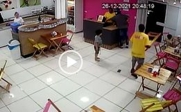 Ladrão que ‘foi salvo’ pela PM tomou até cadeirada durante assalto em SC; veja o vídeo