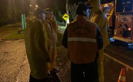 Corpo de Bombeiros distribui lonas e auxilia moradores em Bandeirante