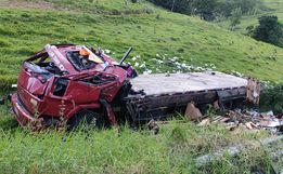 Caminhão de Itapiranga fica sem freios e capota em Guaraciaba