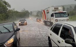 Chuva forte acompanhada de granizo e ventos alaga ruas e causa transtornos em SC