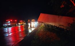 Caminhão sai da pista e bate em árvores na BR-282 em Iraceminha