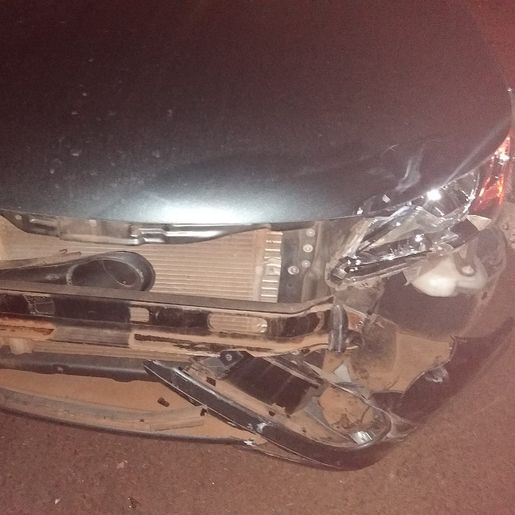 Jovem sofre ferimentos em acidente entre carro e motocicleta 