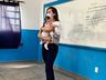 Professora segura bebê de aluna adolescente para ela estudar e foto viraliza