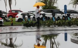 Sábado de chuva em SC antecede volta do calorão ao Estado; veja previsão