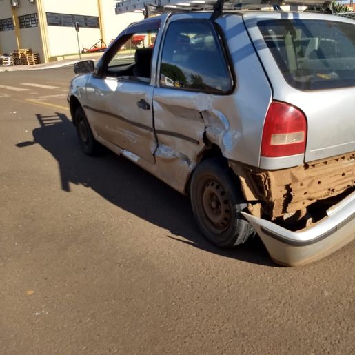 Veículos se envolvem em acidente no centro de SJCedro