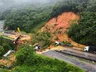 VÍDEOS: Seis pessoas são resgatadas com vida de deslizamento na BR-376/PR a SC