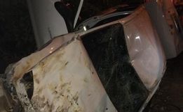 Carro acaba no meio de residências em saída de pista 