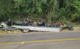 Motorista de caminhão morre em saída de pista e capotamento na SC-157