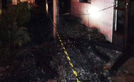 Residência é destruída por  incêndio no interior de Riqueza