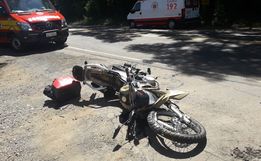 Homem sofre ferimentos em colisão entre motocicleta e caminhão na BR-282