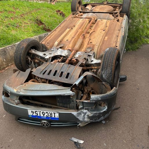 Saída de pista seguida de capotamento é registrada em São José do Cedro