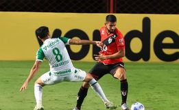 Atlético-GO e Chapecoense empatam em jogo agitado e polêmico em Goiânia