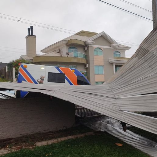 Ciclone causa estragos com chuva forte e ventos de até 122 km/h