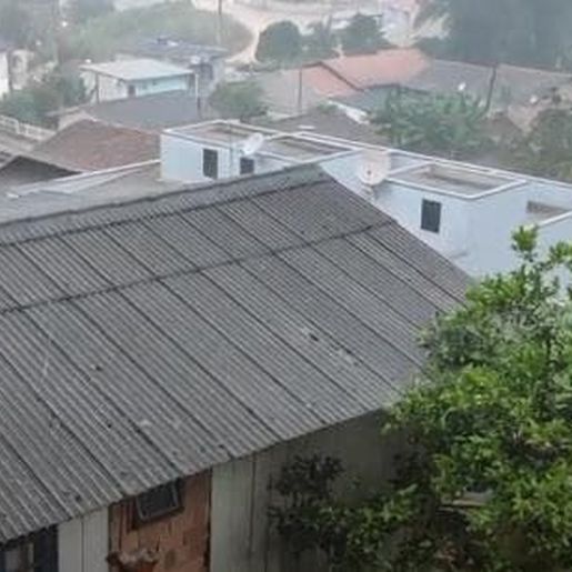 VÍDEO: Após forte calor, cidades de SC registram chuva e granizo