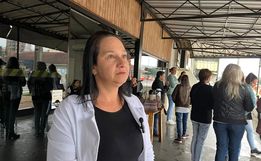 Merendeira que sobreviveu a ataque a creche vira vigilante da unidade