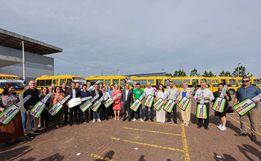 Governo de SC entrega 20 ônibus escolares e anuncia 100 novos veículos até 2026