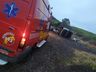 Caminhão sai da pista e capota na PR-180