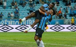 Grêmio segura pressão do Atlético e estreia com vitória por 2 a 1 no Brasileirão