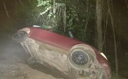 Motorista morre ao cair de ribanceira de 40 metros após sair de carro tombado em SC