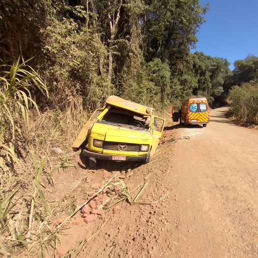 Duas pessoas ficam feridas em acidente de caminhão 