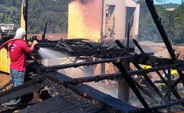 Criança morre carbonizada após padrasto incendiar casa no Oeste