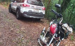 Polícia Militar recupera em área de mata motocicleta que havia sido furtada