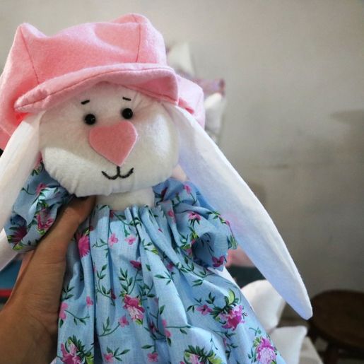 Educação produz coelhos de páscoa para alunos do ensino infantil 
