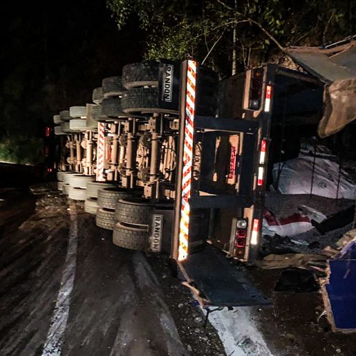 Tombamento de carreta deixa motorista ferido na SC-305