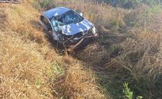 Mulher fica gravemente ferida após carro sair da pista e tombar na SC-492, em SMO