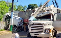 Caminhão desgovernado causa diversos danos em postes, veículo e residência de Iporã do Oeste