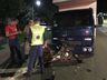 VÍDEO: Motociclista sofre ferimentos graves em colisão contra caminhão estacionado 