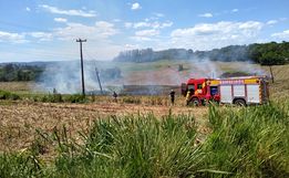 Bombeiros combatem incêndio em vegetação no interior de Itapiranga
