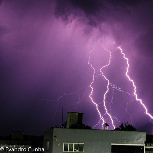 Professor registra imagens impressionantes de relâmpagos em SMO