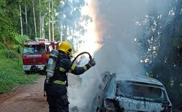 Veículo é completamente destruído por incêndio em Mondaí