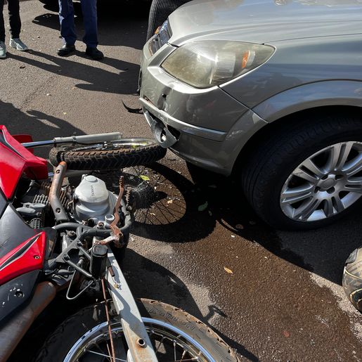 Acidente deixa motociclista ferida no centro de SMOeste 