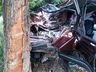 Carro fica destruído após colisão contra árvore na SC-305, em Guaraciaba