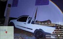 Casa vai parar sobre veículo durante temporal em Barra Bonita