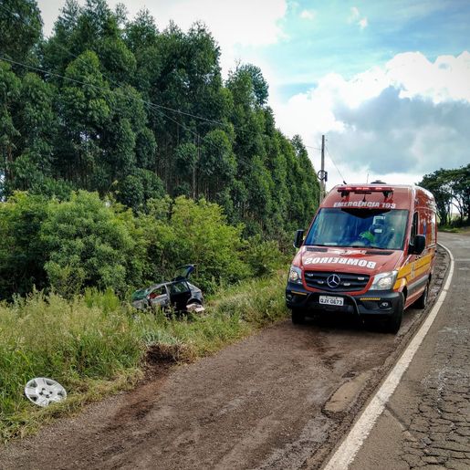 Carro sai da pista e tomba na SC 163 em Iporã do Oeste