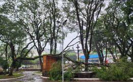 Temporal causa destelhamentos de casas em Itapiranga
